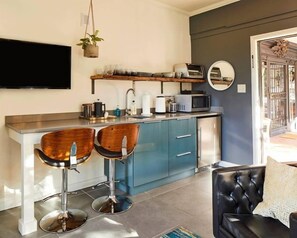 The dine-in kitchenette has everything you might need for a quick stay: a microwave, toaster, and refrigerator. Enjoy the fresh locally-roasted coffee and a selection of teas. Stream Netflix or Hulu on the TV.
