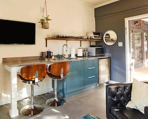 The dine-in kitchenette has everything you might need for a quick stay: a microwave, toaster, and refrigerator. Enjoy the fresh locally-roasted coffee and a selection of teas. Stream Netflix or Hulu on the TV.