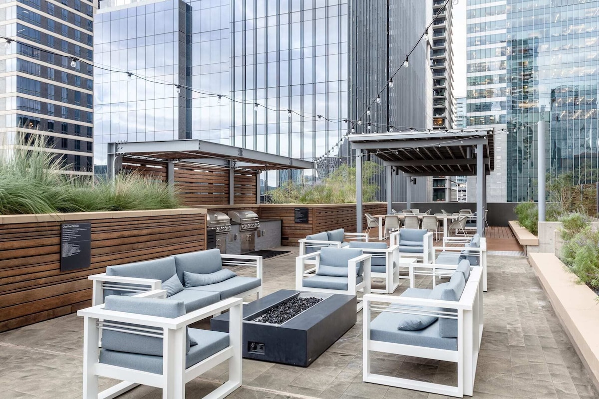 Kasa | Balcony + Pool Access | 2nd Street