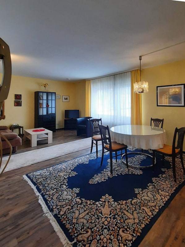 Blick vom Eingang ins Wohnzimmer