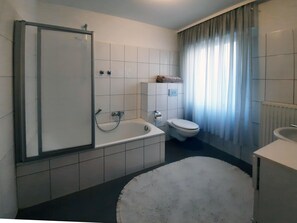 Tageslichtbad mit Dusch-/Badewanne