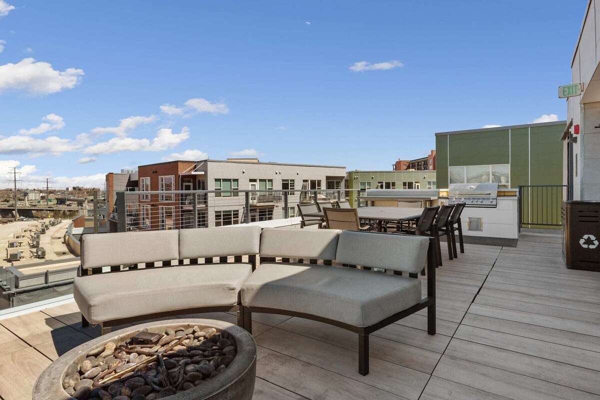 Kasa | Welcoming 1 BD + Pool Access | Denver