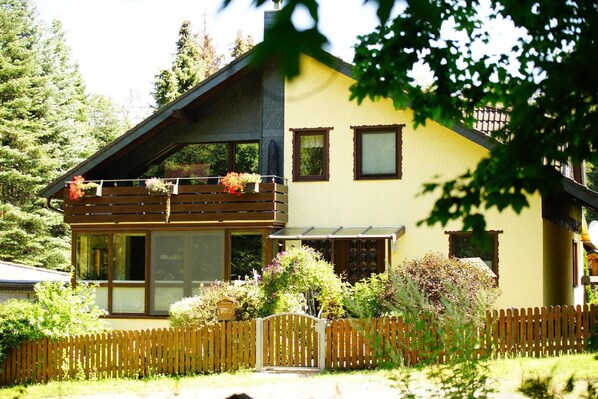Außenansicht des Gebäudes. unser Ferienhaus inmitten der Natur