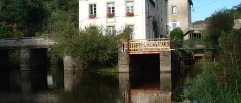 das Haus mit den Ferienwohnungen vom Fluss aus