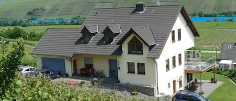 Haus mit Mosel und Weinbergen