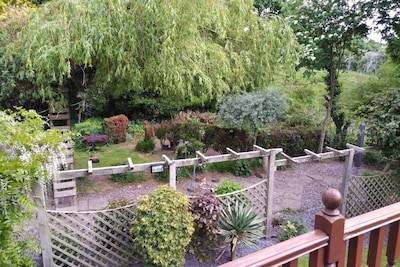 Luxury Annexe  set within gated grounds. Hot Tub - gardens & Summer House