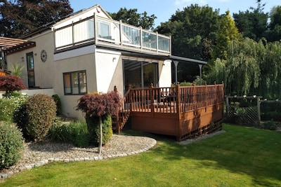 Luxury Annexe  set within gated grounds. Hot Tub - gardens & Summer House
