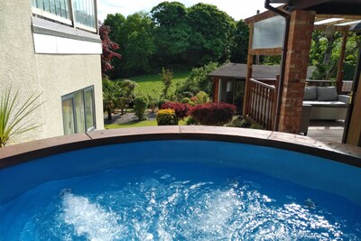 Luxury Annexe  set within gated grounds. Hot Tub - gardens & Summer House