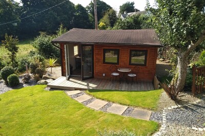 Luxury Annexe  set within gated grounds. Hot Tub - gardens & Summer House