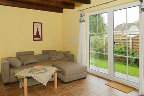 Wohnbeispiel - Wohnzimmer mit Blick auf Terrasse