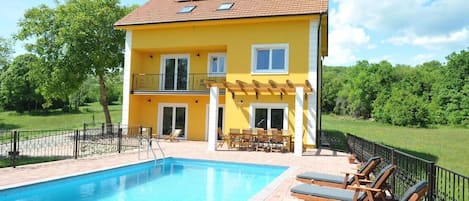 External view of the building. Detached holiday home with pool