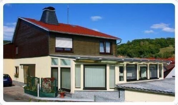 Ferienhaus mit Wintergarten, 1 Haupteingang sowie ein Eingang am Wintergarten