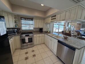 Full kitchen 