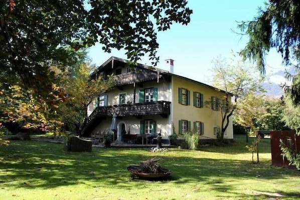 Außenansicht des Gebäudes. Das Ferienhaus auf dem Areal des Claudiaschlössls