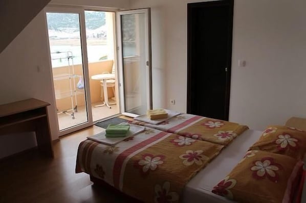 Schlafzimmer mit Doppelbett und eigenem Balkon