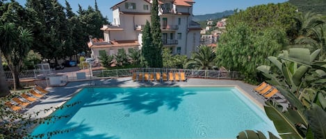 Ferienwohnungen mit Swimmbad und Jacuzzi  Italienische Riviera Pietra Ligure