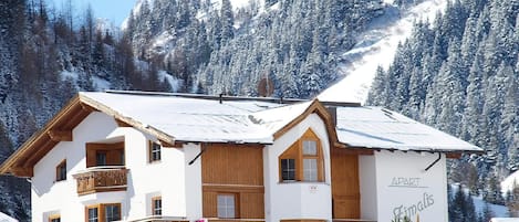 Außenansicht des Gebäudes. Apart Zimalis im Winter Galtür Tirol