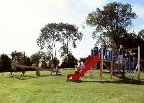 Spielplatz ( 2000 m² )