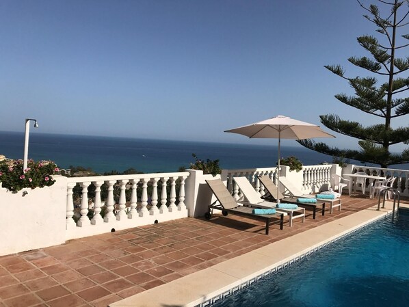 private Pool 4x9m with amazing view to the east and west coast, outside shower, comfort sun loungers