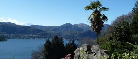 Aussicht von oberer Terrasse Sicht über den See bis zum Monte Rosa