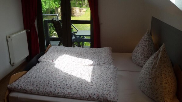 Schlafzimmer mit Blick auf den Balkon