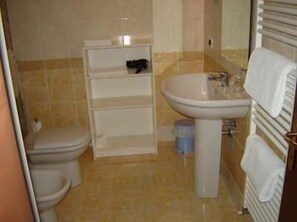 Bath/Shower. bathroom