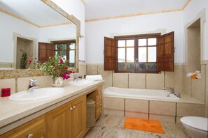 Badezimmer mit Badewanne