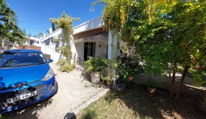 Außenansicht vom Garten auf den Bungalow