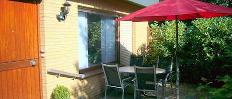 Eingangsbereich mit Terrasse - Südseite