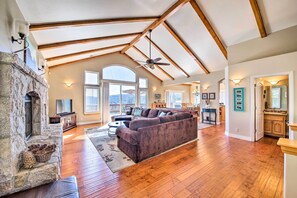 Living Room | Free WiFi | Cable TV | Central A/C & Heat | Main Level
