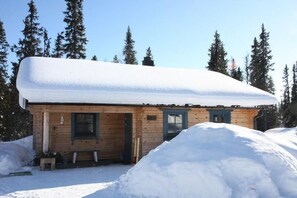 Außenansicht des Gebäudes. Blockhaus tief verschneit in Schweden