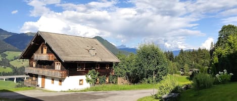 Blick auf Sauna und Terrasse