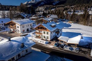 Außenansicht des Gebäudes. Hausansicht Winter