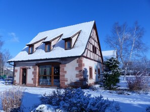 Außenansicht des Gebäudes. Unter dem Schnee