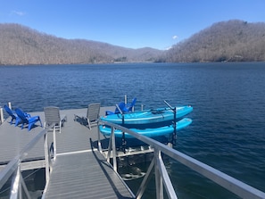 Swim ladder,2 kayaks, cleats, pads, & plenty of seating make for great lake days