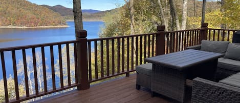 Enjoy year round beautiful views from 2 decks and most rooms at this log cabin!