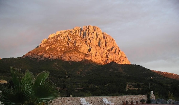 Berg Puig Campana im Sonnenuntergang