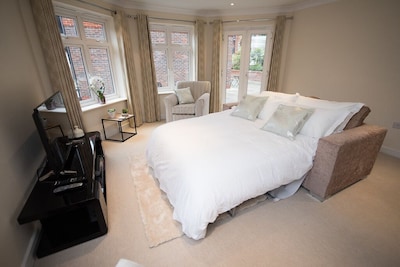 Lovely Serviced Apartment in Royal Swan Quarter Leatherhead