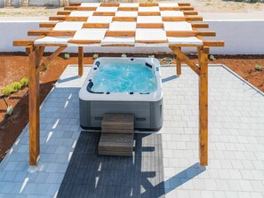 Tabelle, Möbel, Azurblau, Holz, Gartenmöbel, Schatten, Wasser, Linie, Freizeit, Grundeigentum