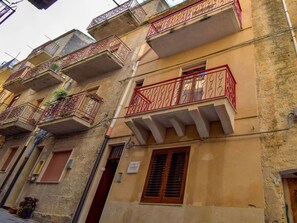 Neighbourhood, Building, Balcony, Architecture, Property, Town, House, Facade, Wall, Apartment
