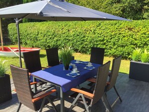 Parapluie, Tableau De Plein Air, Table, Propriété, Patio, Ombre, Meubles, Herbe, Canopée, Arbre