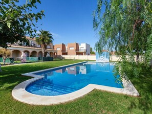 Swimming Pool, Property, Real Estate, Building, House, Residential Area, Estate, Home, Architecture, Grass