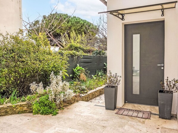 Plante, Propriété, Pot De Fleur, Bâtiment, Surface De La Route, Plante D'Appartement, Porte, Paysage, Ciel, Zone Résidentielle