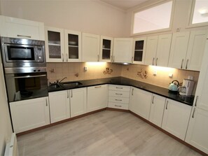 Cabinetry, Countertop, Property, Furniture, Tap, Sink, Kitchen Stove, Kitchen, Wood, Kitchen Appliance