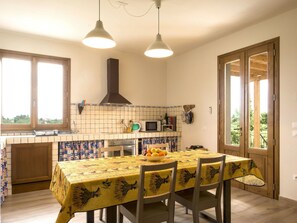 Pièce, Meubles, Plafond, Design Intérieur, Jaune, Propriété, Salle À Manger, Bâtiment, Cuisine, Table