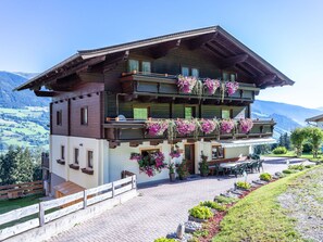 Ciel, Plante, Fleur, Bâtiment, Fenêtre, Montagne, Maison, Arbre, Chalet, Loisir