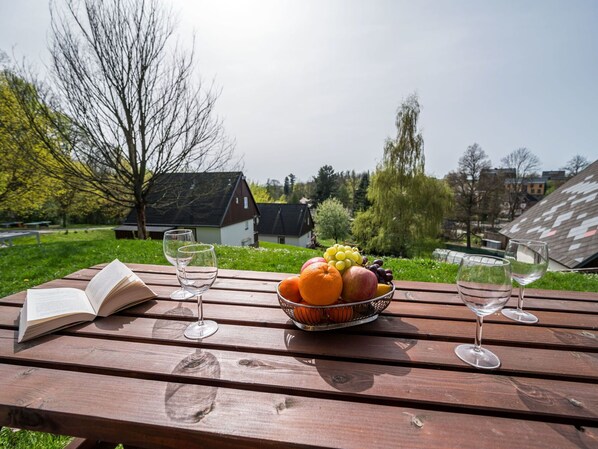 Himmel, Pflanze, Tabelle, Eigentum, Möbel, Holz, Gartenmöbel, Baum, Haus, Gebäude