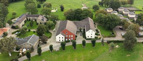 Fabriek, Eigendom, Gebouw, Natuurlijk Landschap, Groen, Boom, Huis, Land Lot, Gras, Verblijf