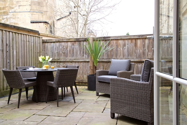 Al fresco dining in the sunshine