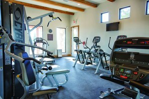 Amenities include a full gym